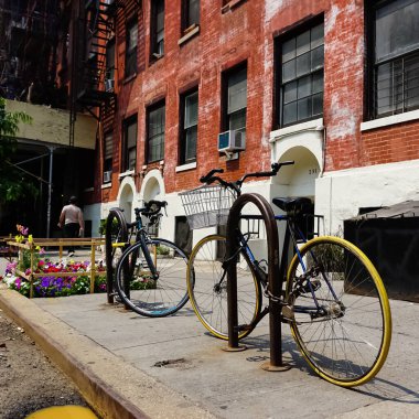 New York City Manhattan sokak panoraması. Sokakta sarı New York taksileri var. Manhattan, New York.