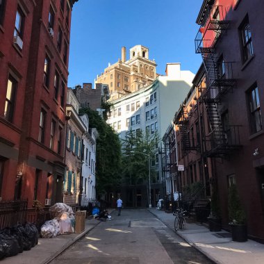 New York City Manhattan sokak panoraması. Sokakta sarı New York taksileri var. Manhattan, New York.