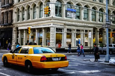 New York City Manhattan sokak panoraması. Sokakta sarı New York taksileri var. Manhattan, New York.