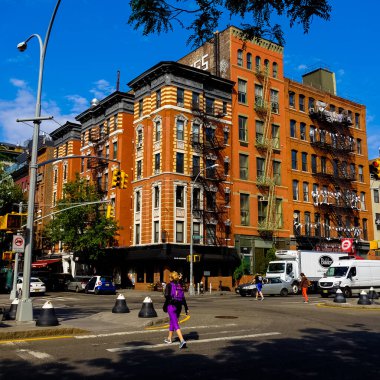 New York City Manhattan sokak panoraması. Sokakta sarı New York taksileri var. Manhattan, New York.