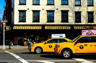 New York City Manhattan sokak panoraması. Sokakta sarı New York taksileri var. Manhattan, New York.