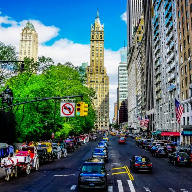 New York City Manhattan sokak panoraması. Sokakta sarı New York taksileri var. Manhattan, New York.