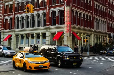 New York City Manhattan caddesi, sarı New York taksi durakları. Manhattan, New York.