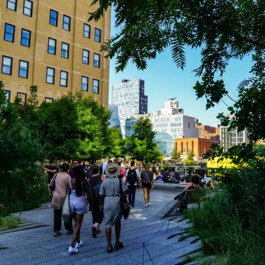 High Line, New York City 'nin batı yakasında bulunan New York Merkez Demiryolu üzerinde oluşturulan 1,45 millik yüksek doğrusal park, yeşil yol ve demiryolu yoludur..
