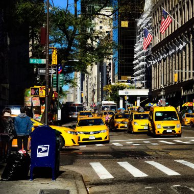 New York City Manhattan sokak panoraması. Sokakta sarı New York taksileri var. Manhattan, New York.