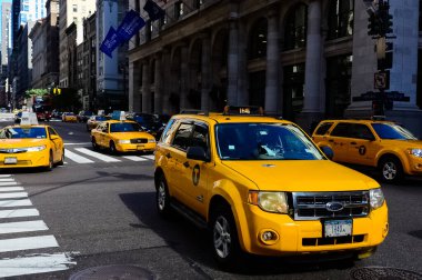 New York City Manhattan sokak panoraması. Sokakta sarı New York taksileri var. Manhattan, New York.