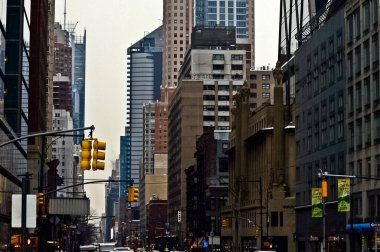 New York City Manhattan sokak panoraması. Sokakta sarı New York taksileri var. Manhattan, New York.