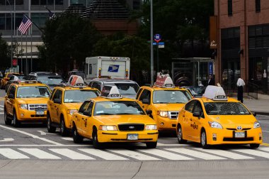 New York City Manhattan sokak panoraması. Sokakta sarı New York taksileri var. Manhattan, New York.
