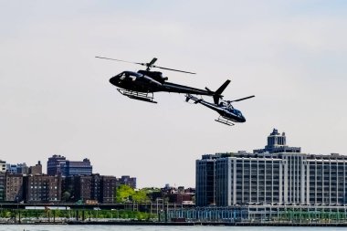Manhattan Heliport, New York, New York, Manhattan 'da bulunan East River' da bulunan bir helikopter iniş platformudur.