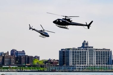 Manhattan Heliport, New York, New York, Manhattan 'da bulunan East River' da bulunan bir helikopter iniş platformudur.