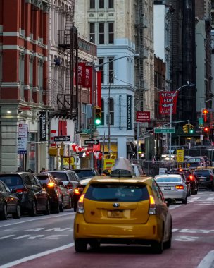 New York City Manhattan 'ın SoHo mahallesi. Sokakta sarı New York taksileri var. Manhattan, New York.
