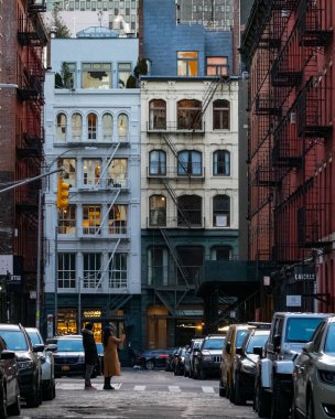 New York City Manhattan 'ın SoHo mahallesi. Sokakta sarı New York taksileri var. Manhattan, New York.