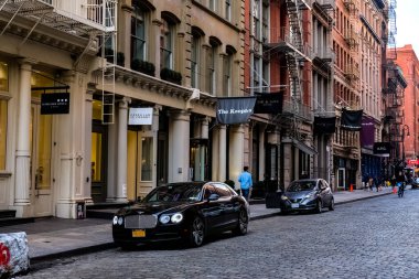 Manhattan 'daki New York City SoHo mahallesinde caddelerde sarı New York taksi durakları var. Manhattan, New York.