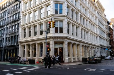 Manhattan 'daki New York City SoHo mahallesinde caddelerde sarı New York taksi durakları var. Manhattan, New York.