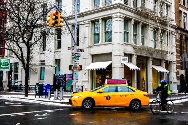 Manhattan 'daki New York City SoHo mahallesinde caddelerde sarı New York taksi durakları var. Manhattan, New York.