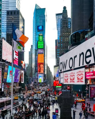 New York City Manhattan caddesi manzarası. Sokakta sarı New York taksi ve yayalar var. Manhattan, New York.