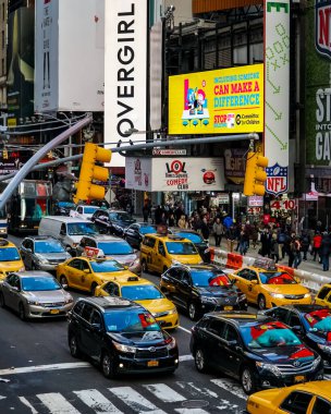 New York City Manhattan caddesi manzarası. Sokakta sarı New York taksi ve yayalar var. Manhattan, New York.