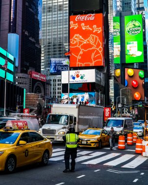 New York City Manhattan caddesi manzarası. Sokakta sarı New York taksi ve yayalar var. Manhattan, New York.