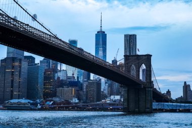 Brooklyn Köprüsü ve Manhattan silueti New York 'taki Brooklyn Köprüsü Parkı' ndan görüldüğü gibi. Brooklyn, New York.