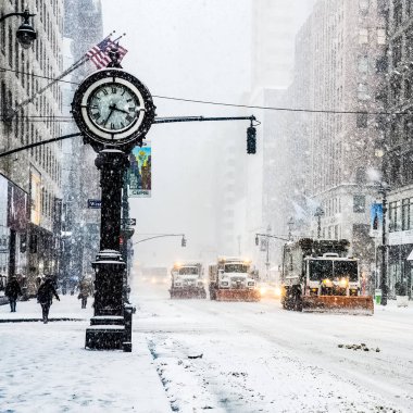 New York 'ta kar fırtınası var. Şiddetli kar yağışı var. Arabalar Manhattan' da karla kaplı. New York, ABD.