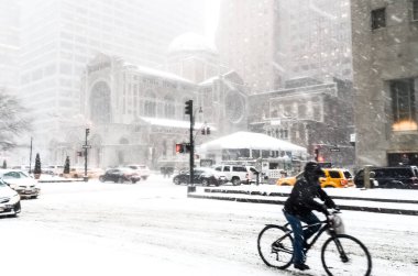 New York 'ta kar fırtınası var. Şiddetli kar yağışı var. Arabalar Manhattan' da karla kaplı. New York, ABD.