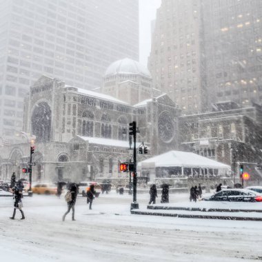 New York 'ta kar fırtınası var. Şiddetli kar yağışı var. Arabalar Manhattan' da karla kaplı. New York, ABD.