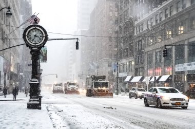 New York 'ta kar fırtınası var. Şiddetli kar yağışı var. Arabalar Manhattan' da karla kaplı. New York, ABD.