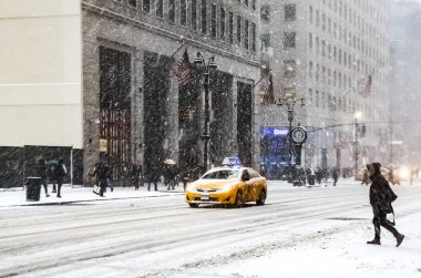 New York 'ta kar fırtınası var. Şiddetli kar yağışı var. Arabalar Manhattan' da karla kaplı. New York, ABD.