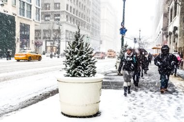 New York 'ta kar fırtınası var. Şiddetli kar yağışı var. Arabalar Manhattan' da karla kaplı. New York, ABD.