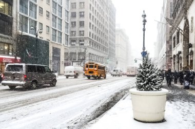 New York 'ta kar fırtınası var. Şiddetli kar yağışı var. Arabalar Manhattan' da karla kaplı. New York, ABD.