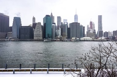 New York 'ta kar fırtınası var. Şiddetli kar yağışı var. Arabalar Manhattan' da karla kaplı. New York, ABD.