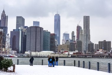 New York 'ta kar fırtınası var. Şiddetli kar yağışı var. Arabalar Manhattan' da karla kaplı. New York, ABD.