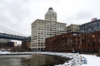 New York 'ta kar fırtınası var. Şiddetli kar yağışı var. Arabalar Manhattan' da karla kaplı. New York, ABD.