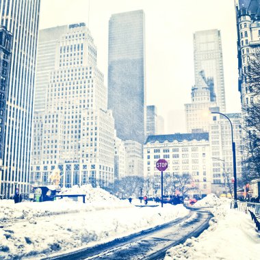 New York 'ta kar fırtınası var. Şiddetli kar yağışı var. Arabalar Manhattan' da karla kaplı. New York, ABD.