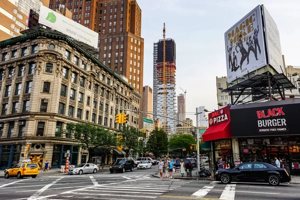 纽约市曼哈顿街道全景 街上有黄色的纽约市出租车 纽约曼哈顿 — 图库照片