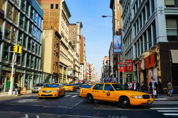 纽约市百老汇大街 街上有黄色的纽约市出租车 纽约曼哈顿 — 图库照片