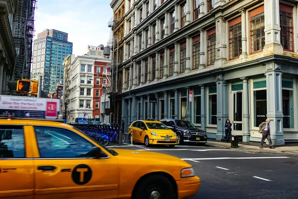 纽约市百老汇大街 街上有黄色的纽约市出租车 纽约曼哈顿 — 图库照片