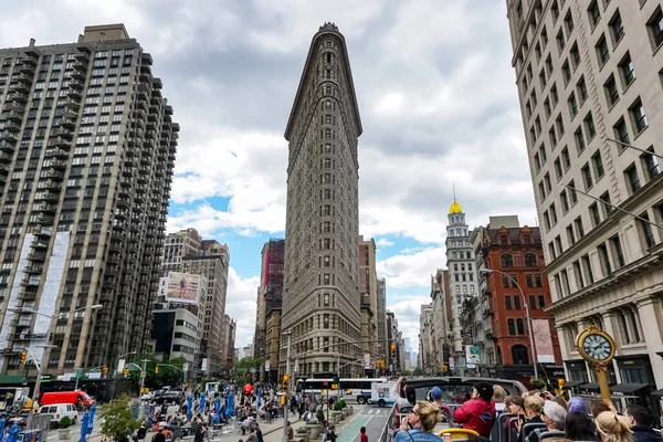 フラティロン Flatiron Building ニューヨーク市にあるフラー ビルで ツアーバスから見える ニューヨーク州マンハッタン — ストック写真