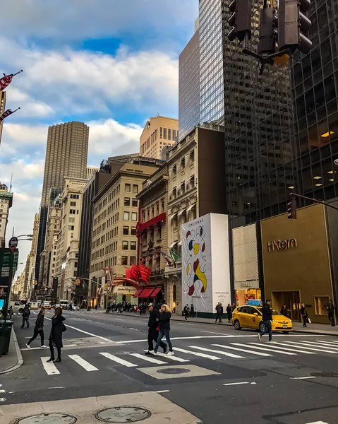 纽约市第五大道与曼哈顿街道全景和黄色纽约市出租车在街上 纽约曼哈顿 — 图库照片