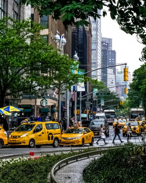 纽约市哥伦布圆环 街道上有黄色的纽约市出租车 纽约曼哈顿 — 图库照片