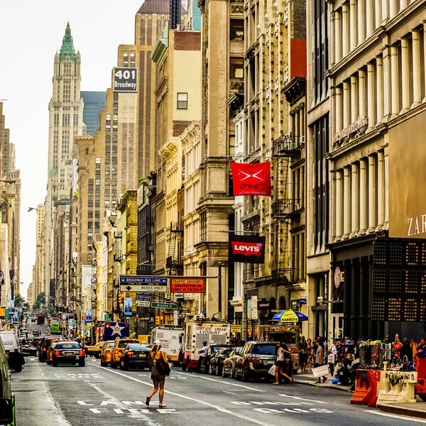 Бродвей в Нью-Йорке с желтыми такси Нью-Йорка на улицах. Манхэттен.