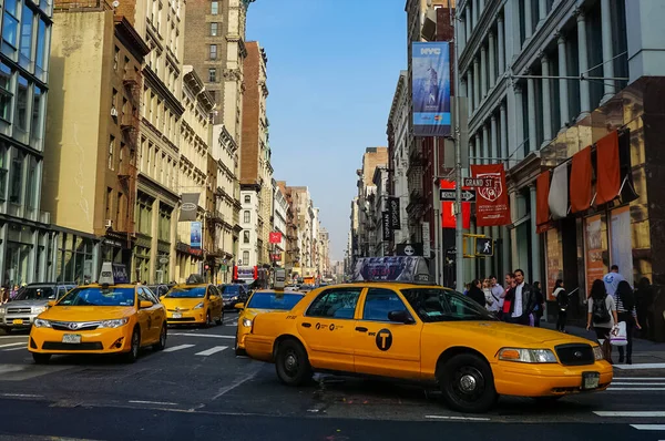 纽约市曼哈顿街道全景 街上有黄色的纽约市出租车 纽约曼哈顿 — 图库照片