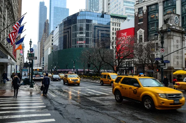 纽约市曼哈顿街道全景 街上有黄色的纽约市出租车 纽约曼哈顿 — 图库照片