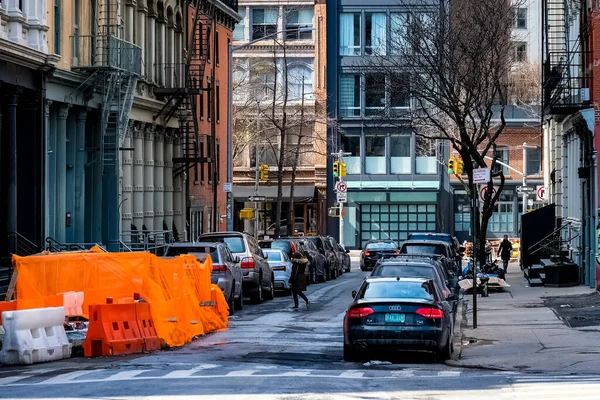 纽约市曼哈顿的Soho街区街上有黄色的纽约市出租车 纽约曼哈顿 — 图库照片