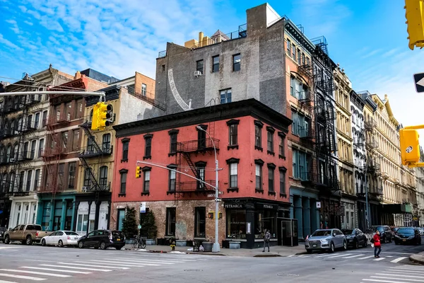 纽约市曼哈顿的Soho街区街上有黄色的纽约市出租车 纽约曼哈顿 — 图库照片