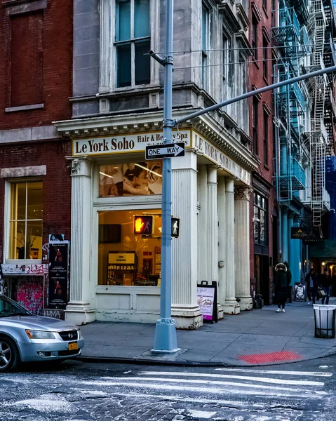 纽约市曼哈顿的Soho街区街上有黄色的纽约市出租车 纽约曼哈顿 — 图库照片