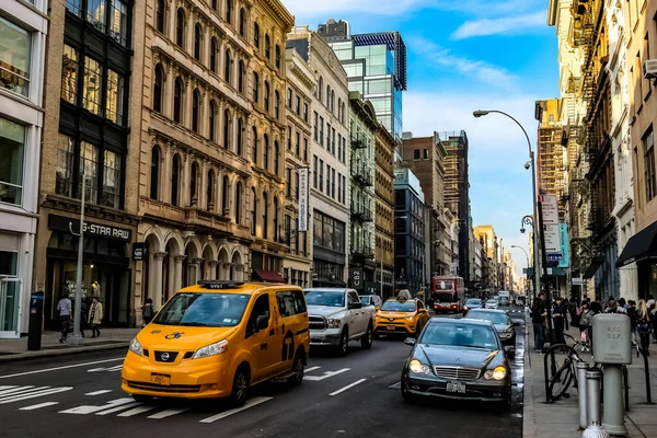 位于曼哈顿的纽约市Soho社区 街上有黄色的纽约市出租车 纽约曼哈顿 — 图库照片