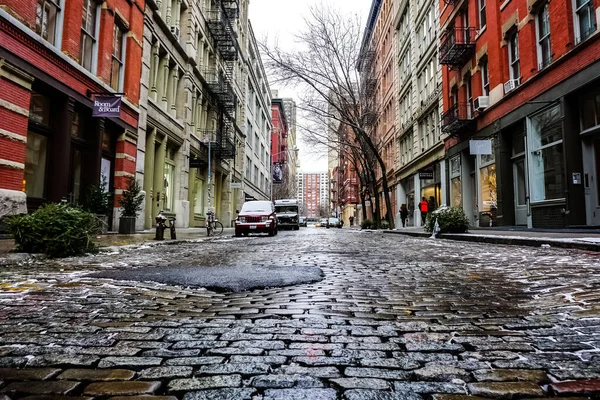 ニューヨーク市ニューヨーク市のタクシーが通りに黄色のニューヨーク市タクシーでマンハッタンのSoho地区 ニューヨーク州マンハッタン — ストック写真