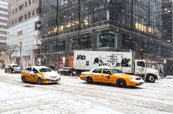 Wintersneeuwstorm Sneeuwstorm New York City Met Zware Sneeuwval Auto Bedekt — Stockfoto