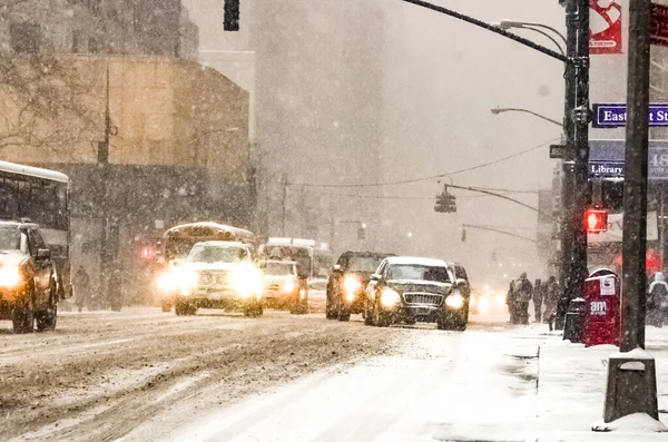 뉴욕에서는 폭풍으로 폭설이 내리고 맨하탄에서는 차량들이 눈으로 뒤덮였습니다 — 스톡 사진